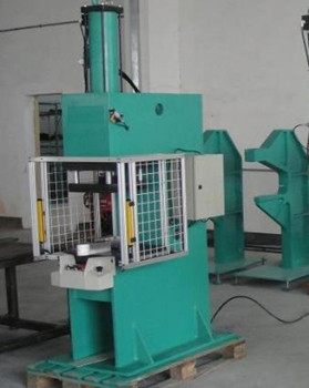 汽車行業(yè)如何運(yùn)用鉚接機(jī)提高組件質(zhì)量和生產(chǎn)效率？